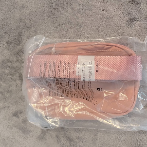 Lululemon Everywhere Belt Bag 1L Pink Pastel (NWT) SOLD OUT Color - Picture 5 of 6